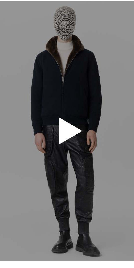 Bomber indossato da modello AI, frame da video sfilata